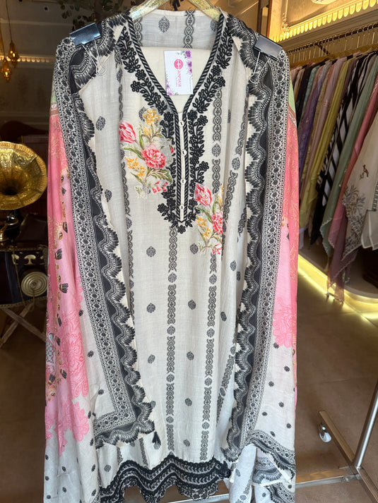 Article 16 black white muslin