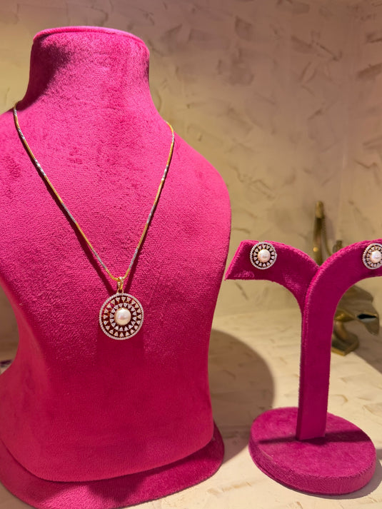 Noor circle pearl studd set