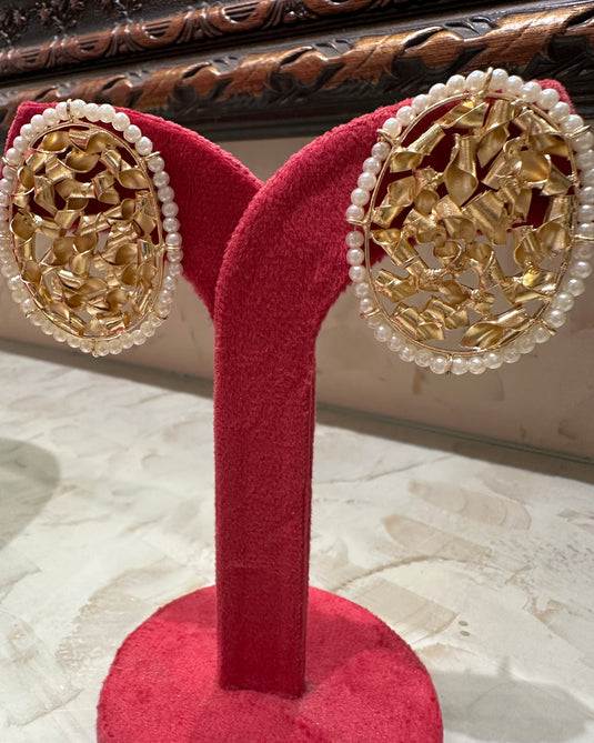 Abstract oval pearl outline earrings