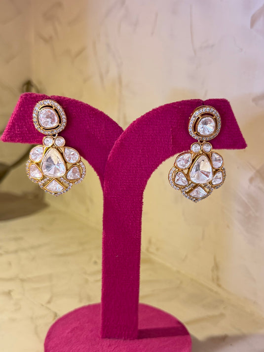 Kundan pear shaped earrings
