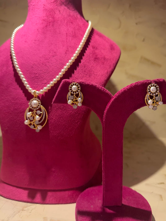Pearl queen pendant set