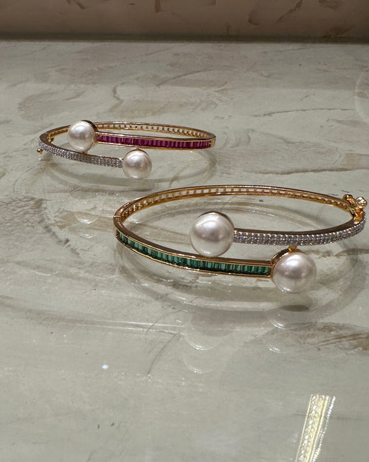 Coloured stone pearl edges bracelet