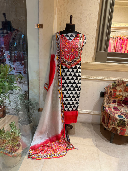 Abstract triangle Patola print black red suit set
