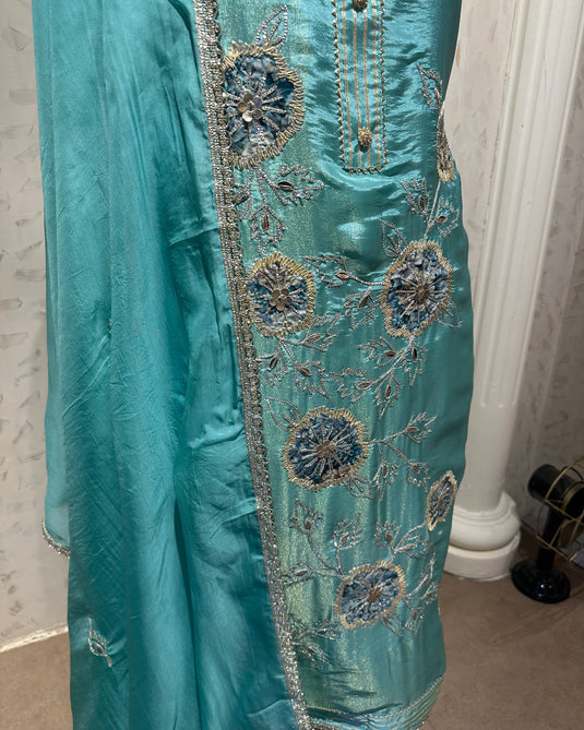 Appliqué work soft tissue suit set with highlighted gotta work