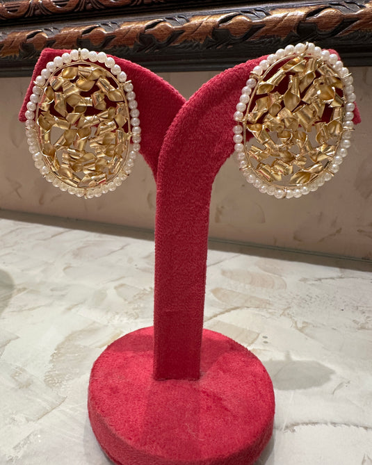 Abstract oval pearl outline earrings