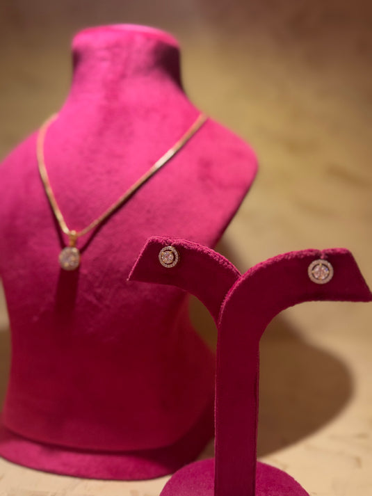 Scarlet Solitaire pendant set