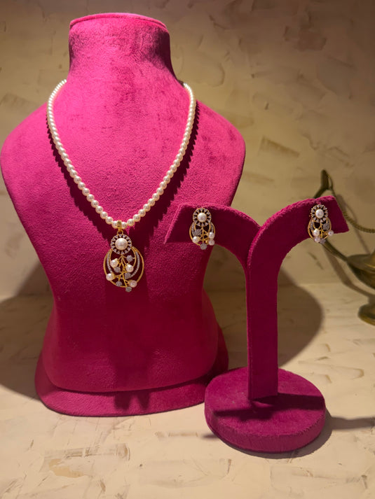 Pearl queen pendant set