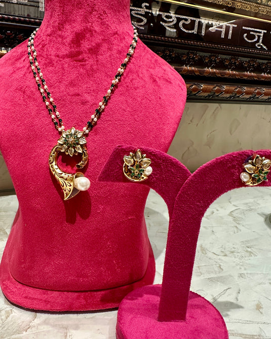 Peeping pearl chain set with tops