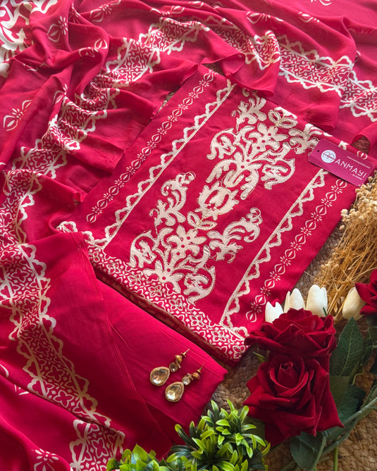 Panel Zari highlights cotton suit with muslin dupatta