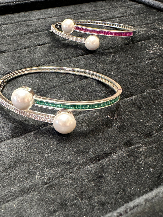 Coloured stone pearl edges bracelet