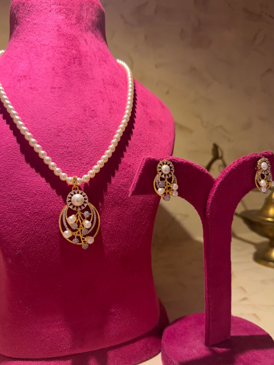 Pearl queen pendant set