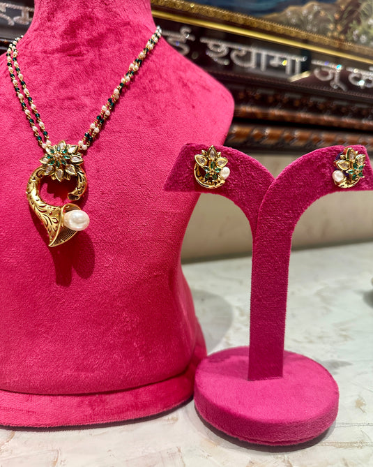 Peeping pearl chain set with tops