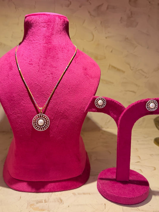 Noor circle pearl studd set