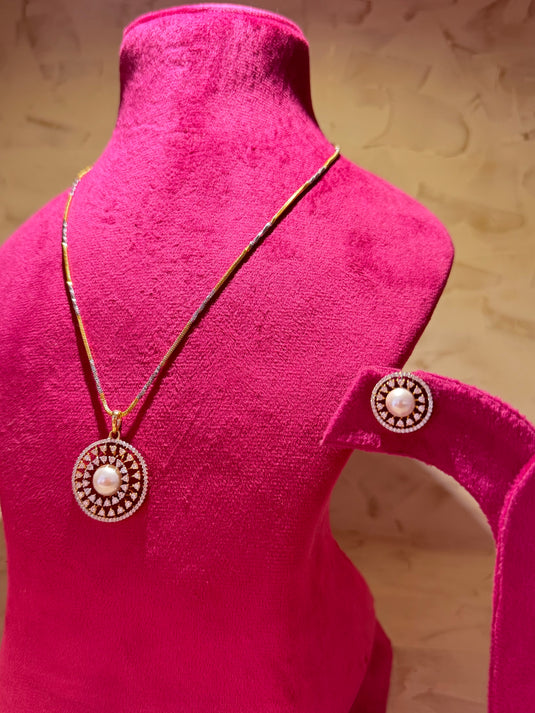 Noor circle pearl studd set